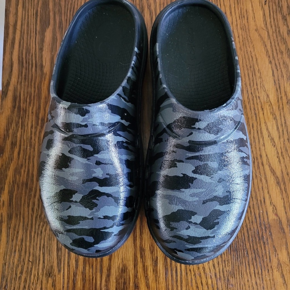 OOFOS Clogs Women Size 7. Limited Edition Camo Print Recovery OOcloog